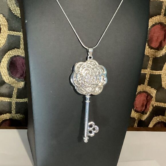 - 🗝️Sparkly Floral Key Pendant Sweater Chain🗝️ - Picture 4 of 17